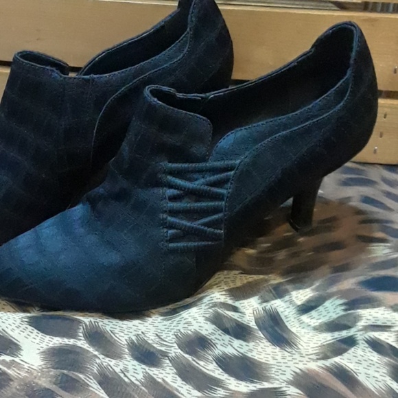 Beautiful Victoria Spencer Booties - Picture 2 of 8